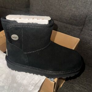 Uggs T Jona size 11 black
